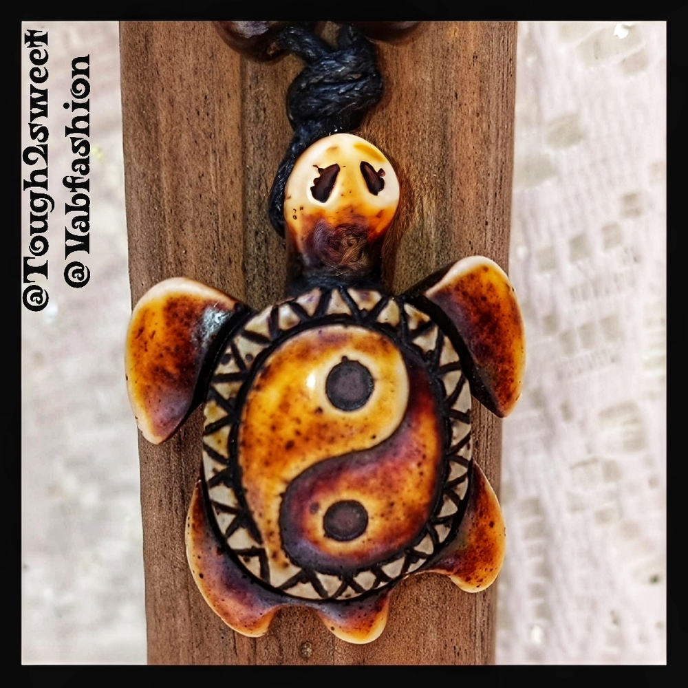 🆕️ARTISAN CARVED RESIN TURTLE ADJUSTABLE NECKLACE (A2) GIFT BOXED